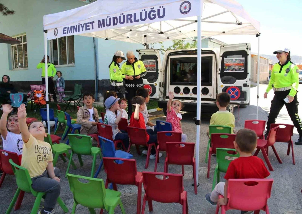 Polislerden çocuklara erken 23 Nisan kutlaması
