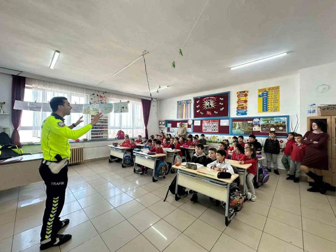 Polislerden öğrencilere trafik eğitimi
