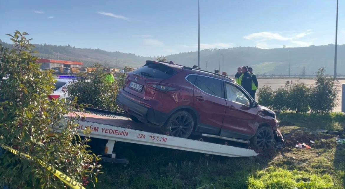 Polisten kaçan sürücü önce polis aracına sonra direğe çarptı
