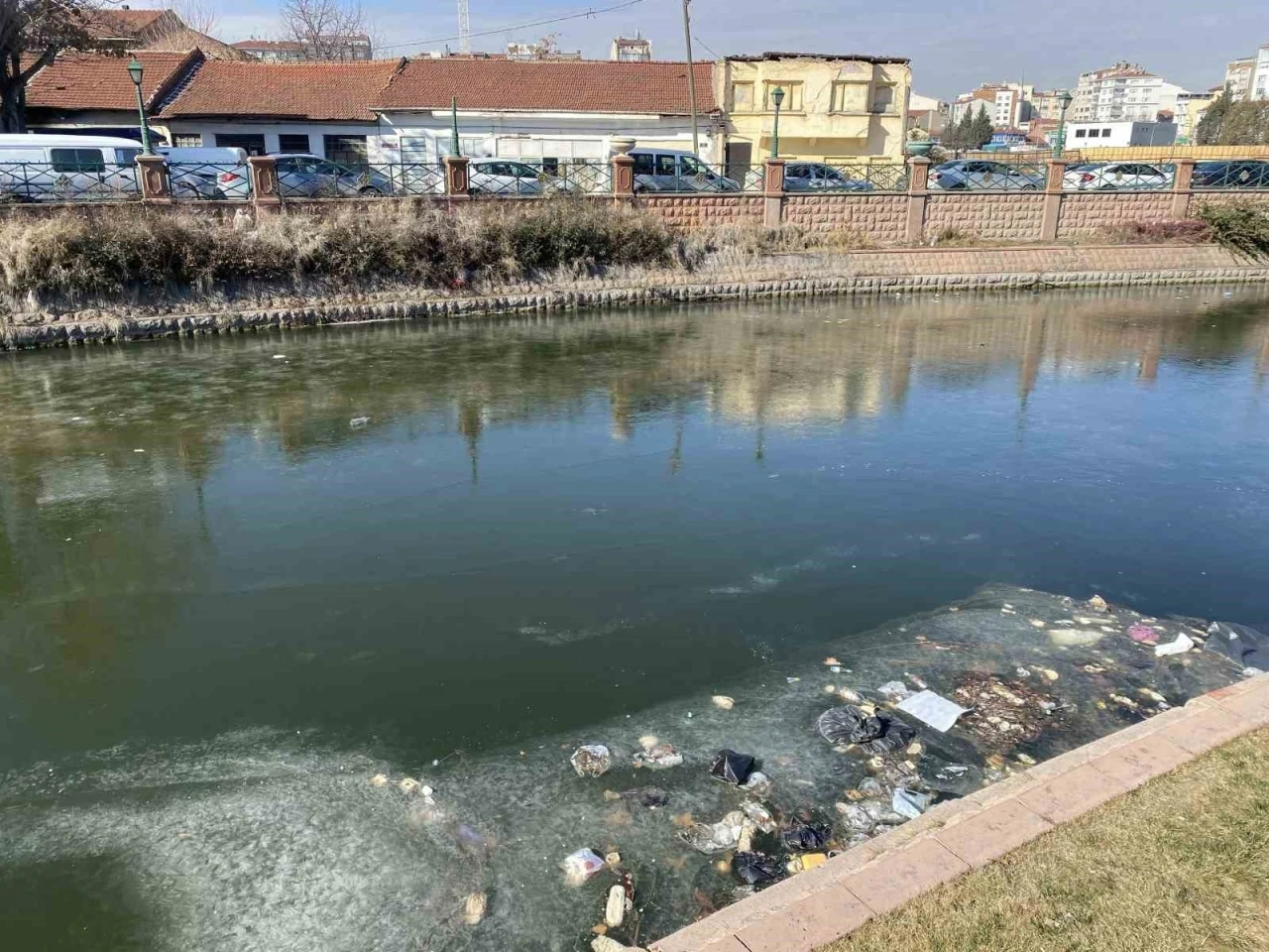 Porsuk Çayı’nda donan buz parçası içindeki çöplerin çirkin görüntüsü
