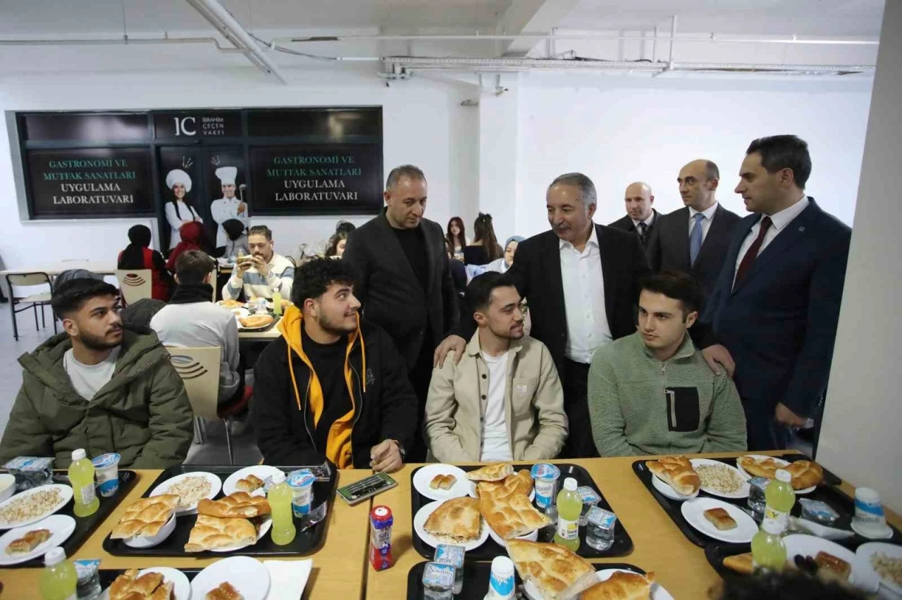 Prof. Dr. Karabulut, öğrenciler ile iftar yemeğinde bir araya geldi
