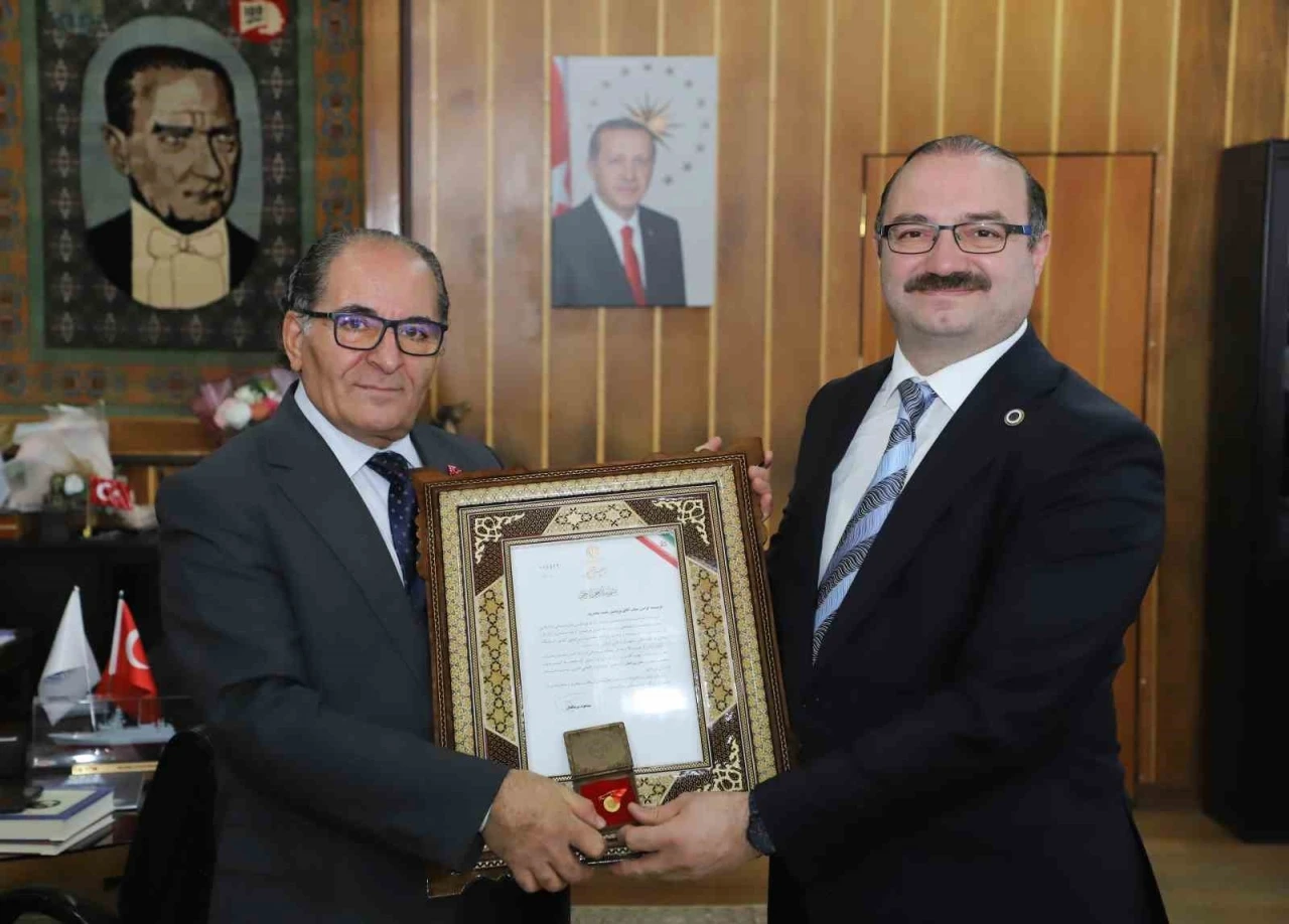 Prof. Dr. Yıldırım, İran’dan aldığı ödülü Rektör Hacımüftüoğlu ile paylaştı
