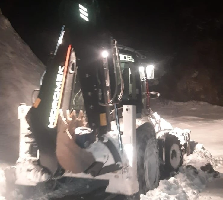 Pürtüge’de kardan kapanan yollar açılıyor
