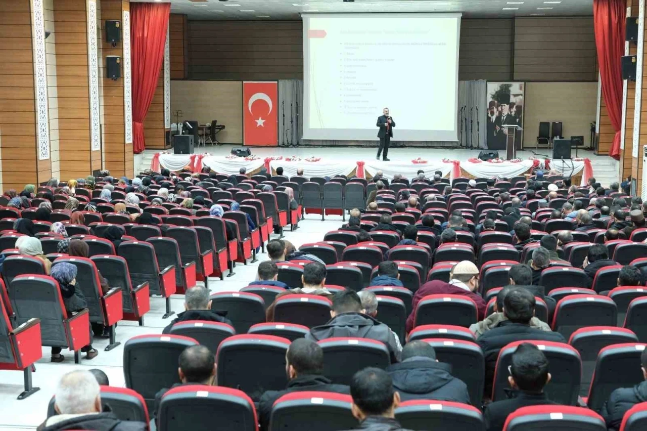 "Değerleriyle Güçlü Ailem" konulu konferans verildi
