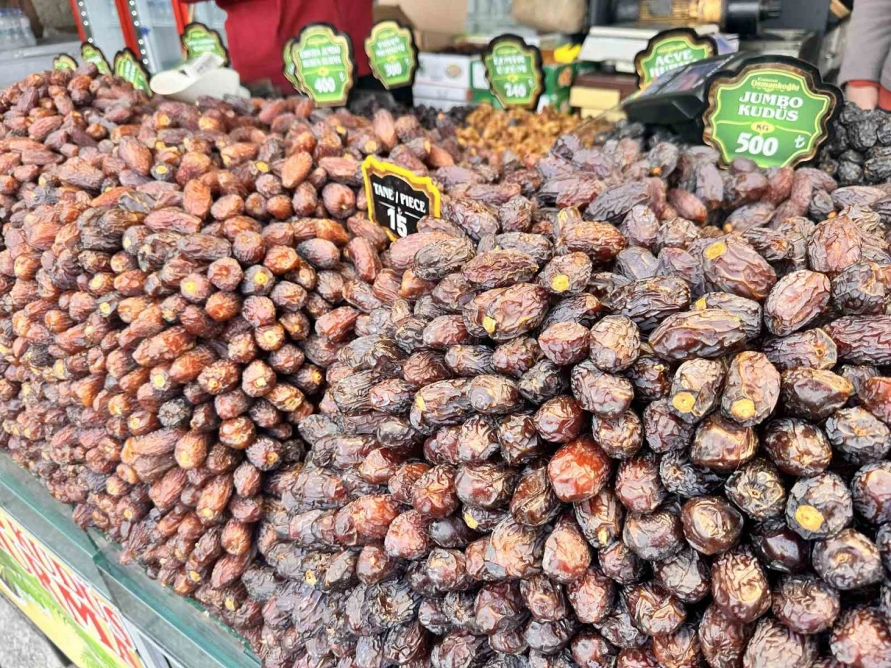 Ramazan öncesi hurma çeşitleri tezgahlarda yerini aldı
