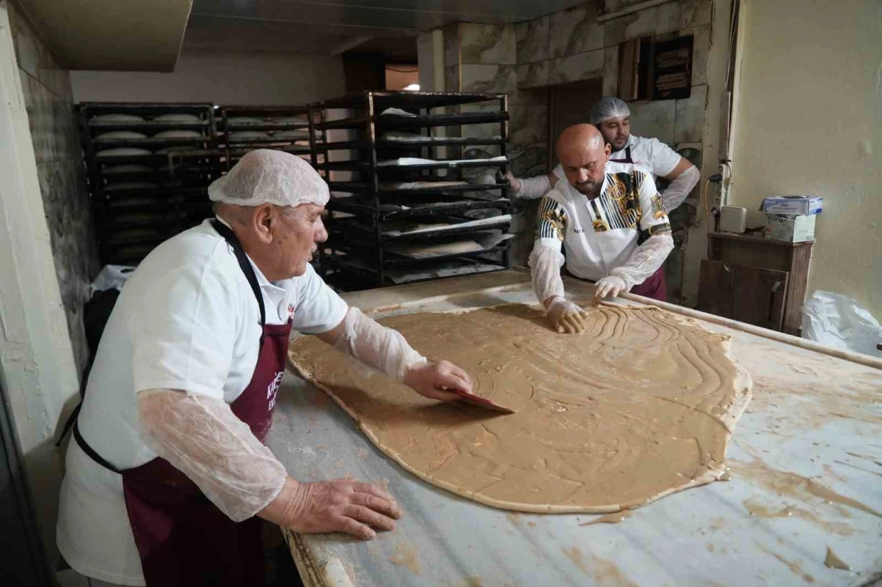 Ramazan sofralarının vazgeçilmezi, Niğde’nin tescilli lezzeti: Tahinli pide
