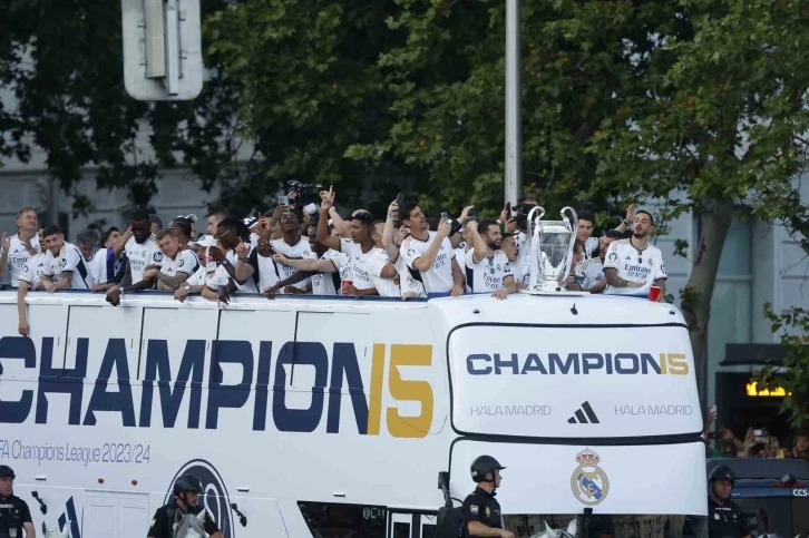 Real Madrid, Şampiyonlar Ligi kupasıyla şehir turu attı
