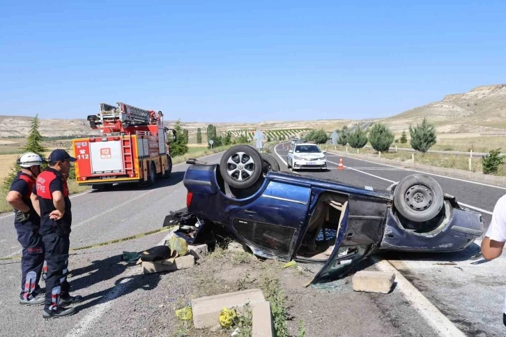 Refüje çarpan otomobil havalanarak takla attı: 5 yaralı
