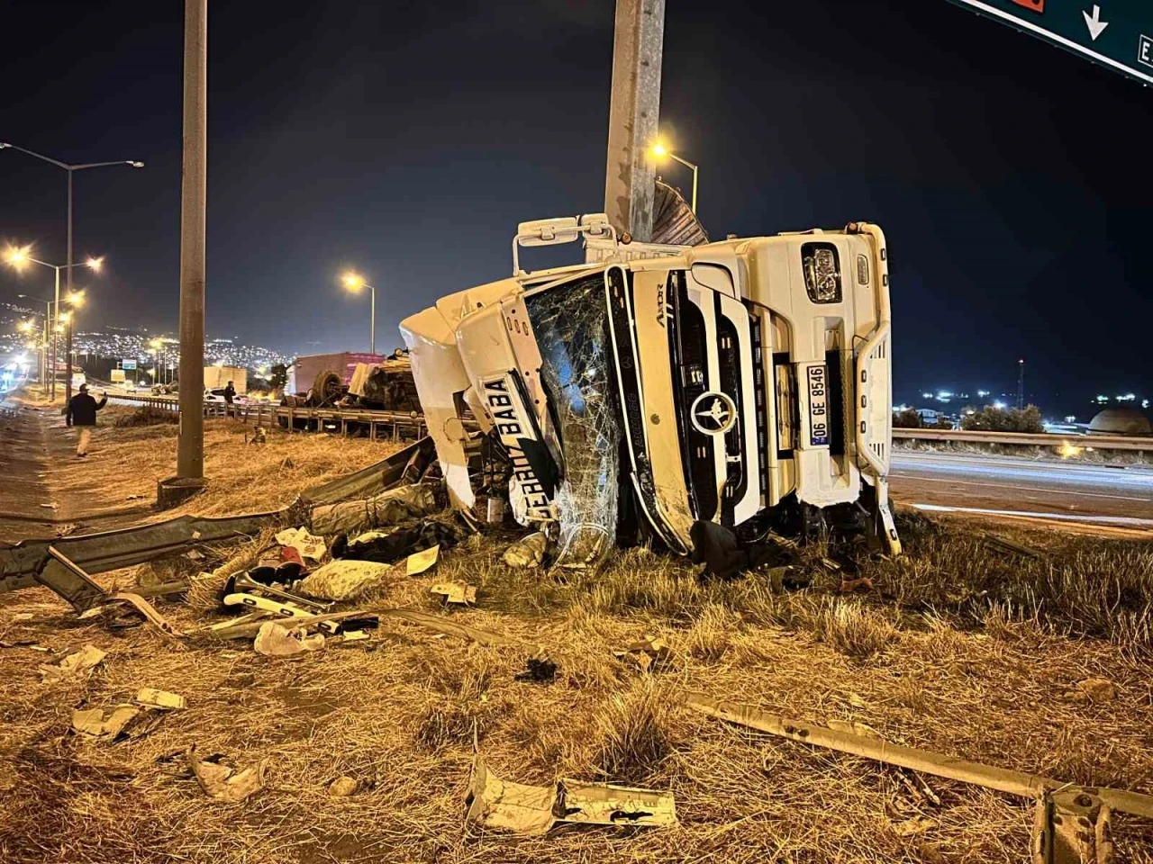 Refüje çarpan tır yan yattı, kasasındaki araçlar yola savruldu
