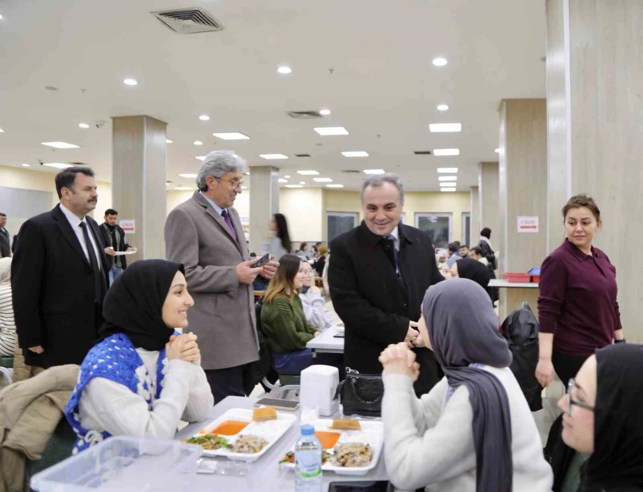 Rektör Prof. Dr. Altun, öğrencilerle iftar yaptı
