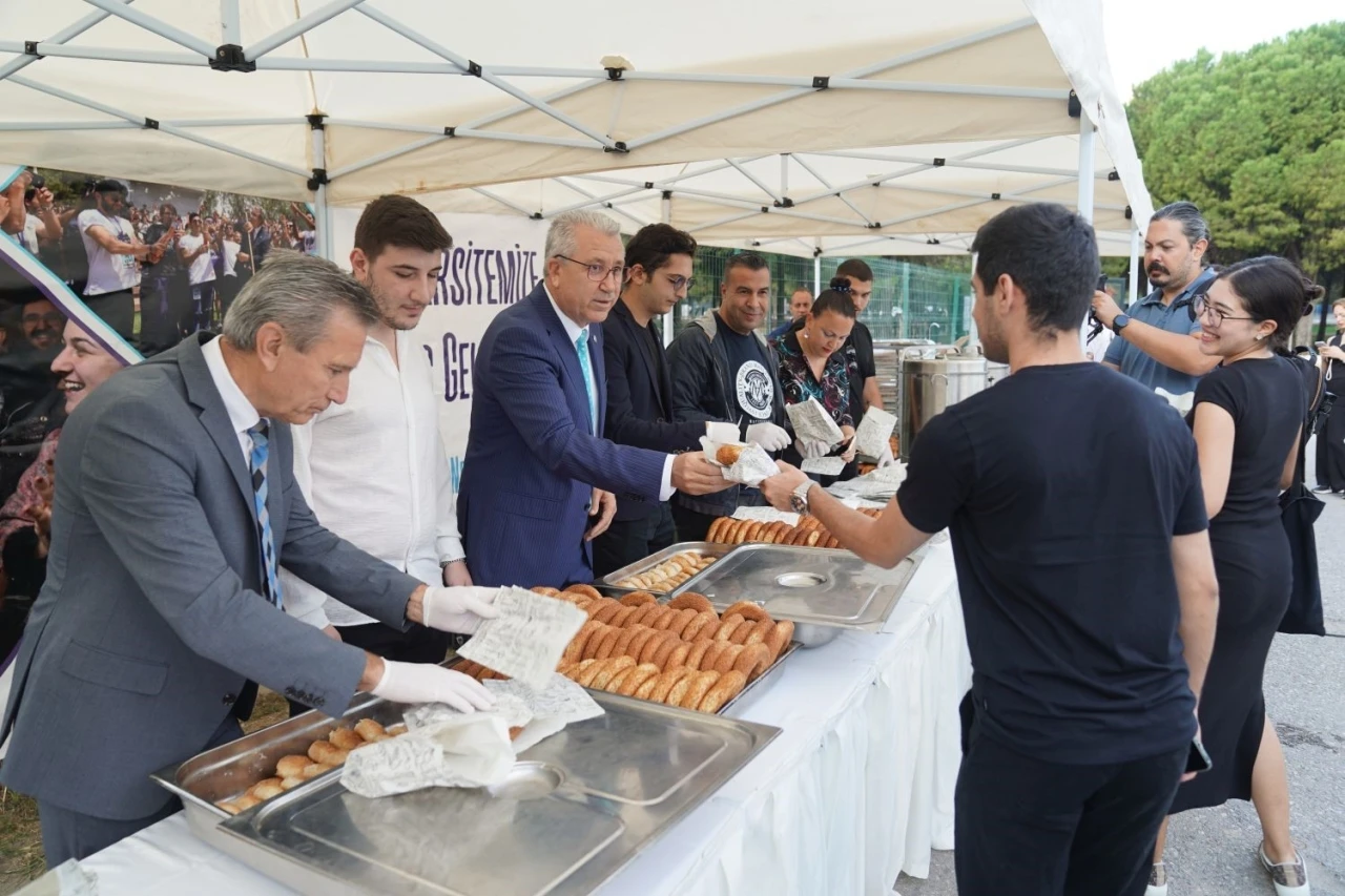 Rektör Prof. Dr. Budak, öğrencileri çay, gevrek ve boyozla karşıladı
