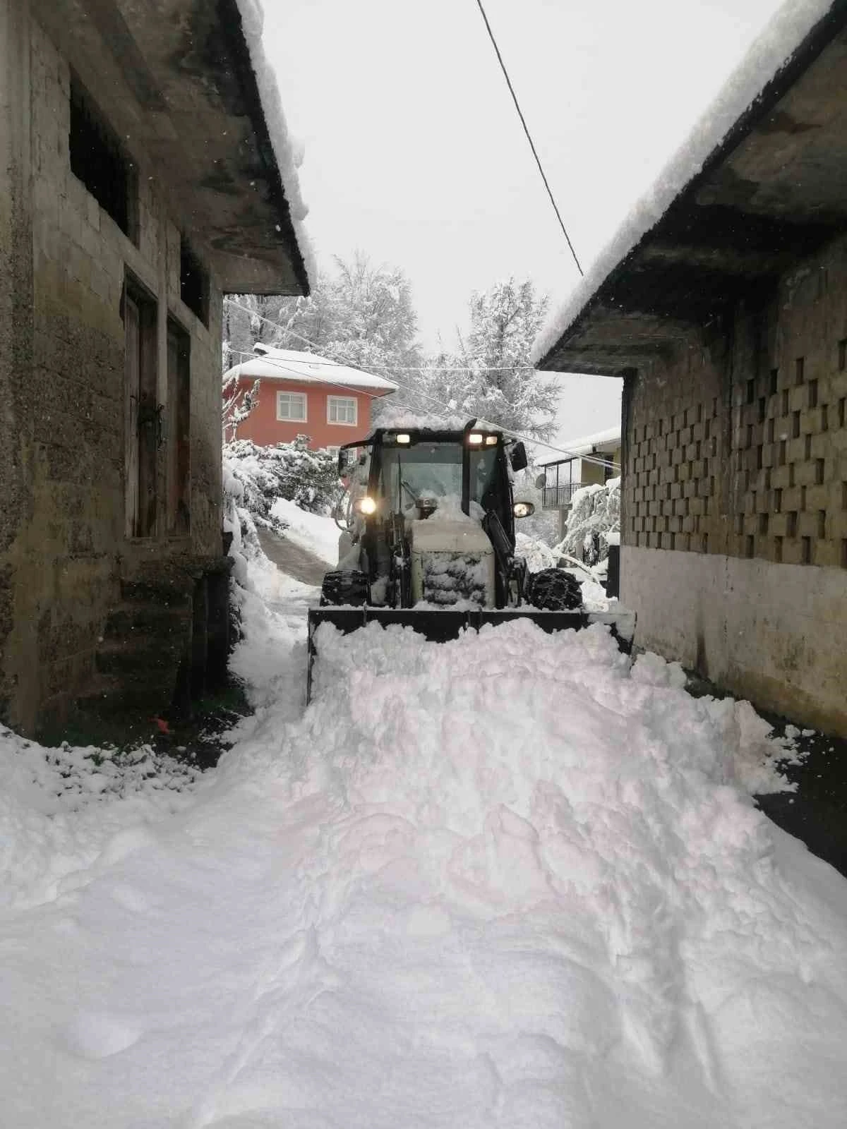 Rize’de 60 köy yolu ulaşıma kapandı
