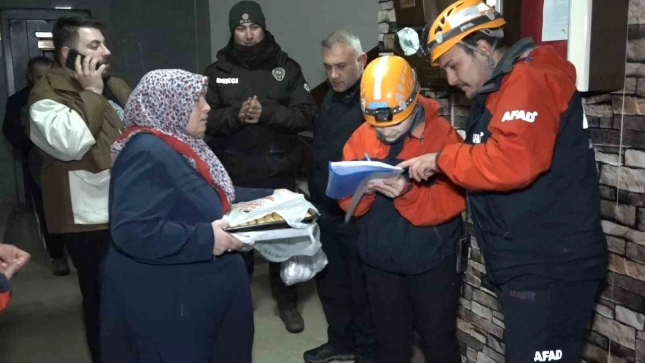 Rize’de fırtınadan dolayı sallanan bina tahliye edildi
