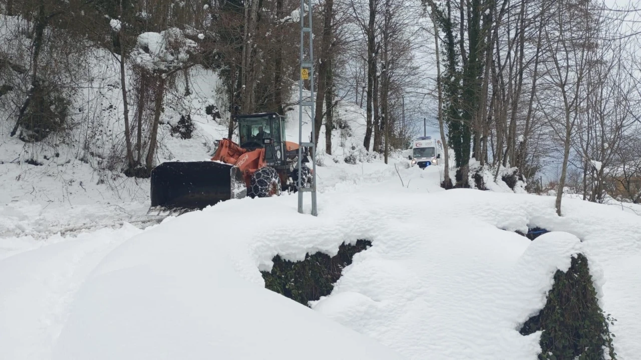 Rize’de hastaya ulaşamayan ambulansın imdadına İl Özel İdare ekipleri yetişti
