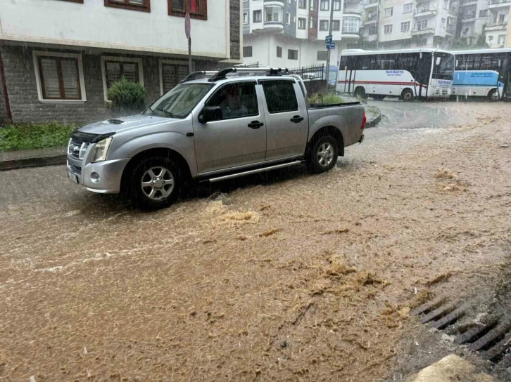 Rize’de sağanak yağış hayatı olumsuz etkiliyor
