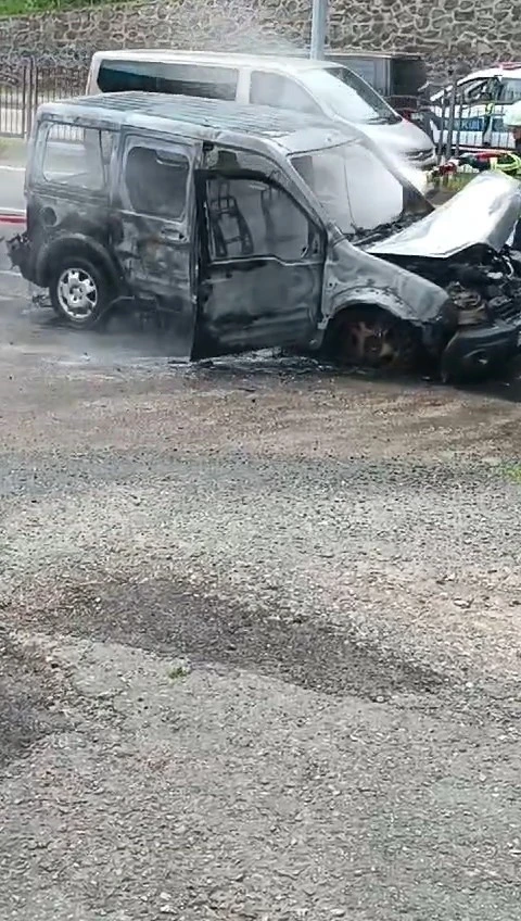 Rize’de seyir halindeki hafif ticari araç alev alev yandı

