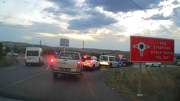 Sabırsız sürücü minibüsü ile ters yöne girdi, trafiği tehlikeye attı
