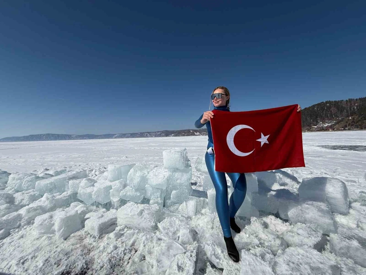 Şahika Ercümen, buzla kaplı dünyanın en derin gölüne dalış yaptı
