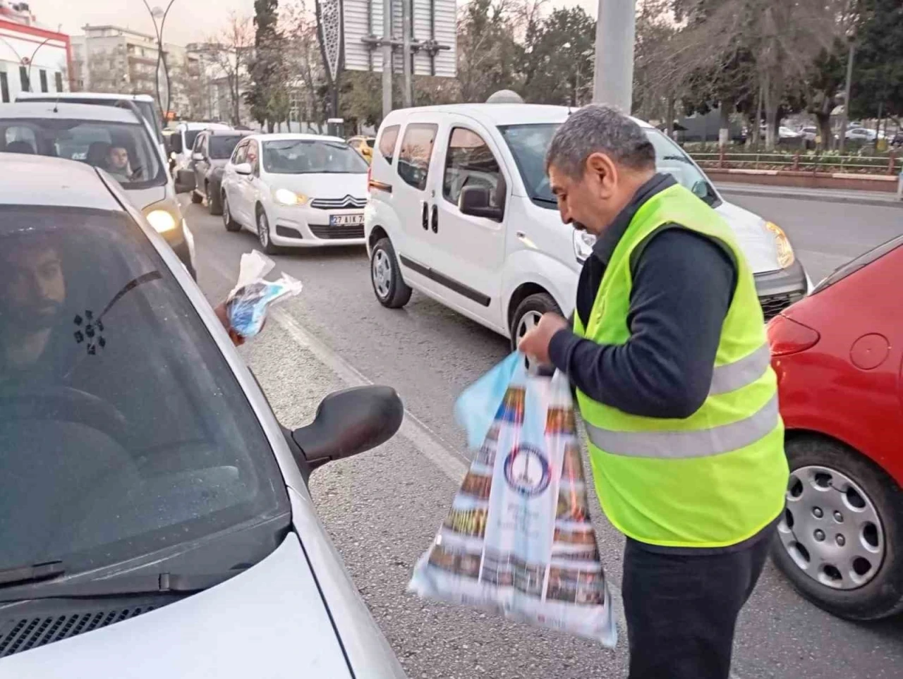 Şahinbey Belediyesi iftara yetişemeyen vatandaşların yanında
