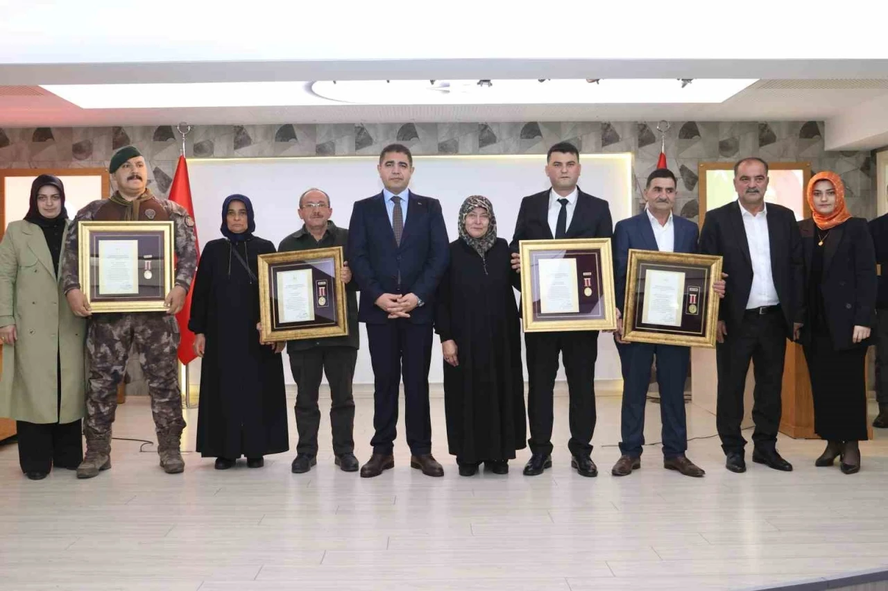 Şahit aileleri ve gazilere devlet övünç madalyası verildi
