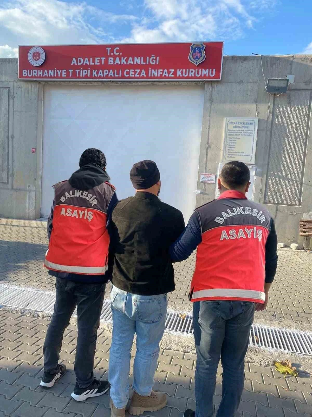 Sahte banka kartı ve kredi kartı üreten şahıs Ayvalık polisinden kaçamadı
