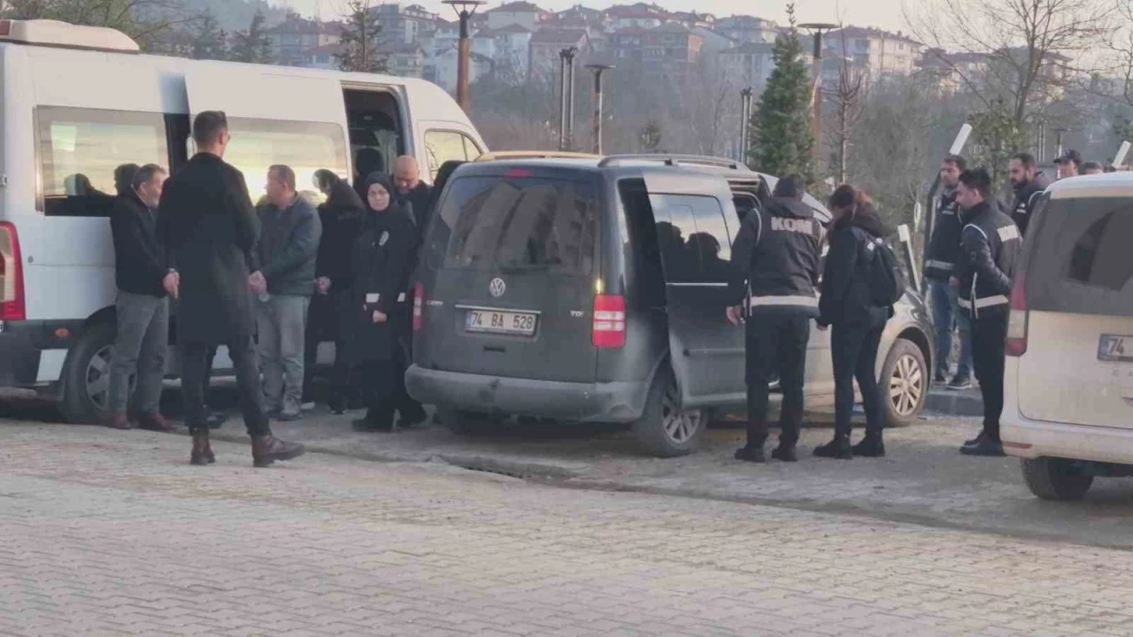 Sahte rapor operasyonunda gözaltına alınan 17 kişi adliyeye çıkarıldı
