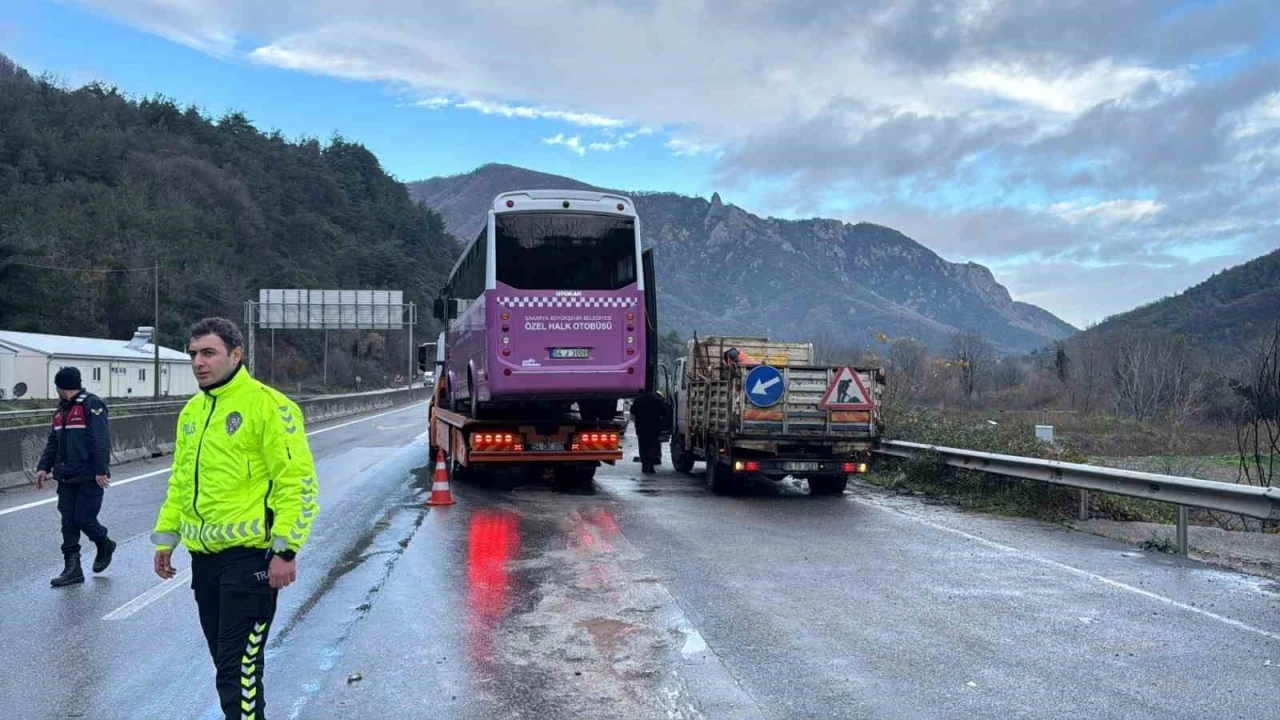 Sakarya’da 6 araçlı zincirleme kaza: 15 hafif yaralı
