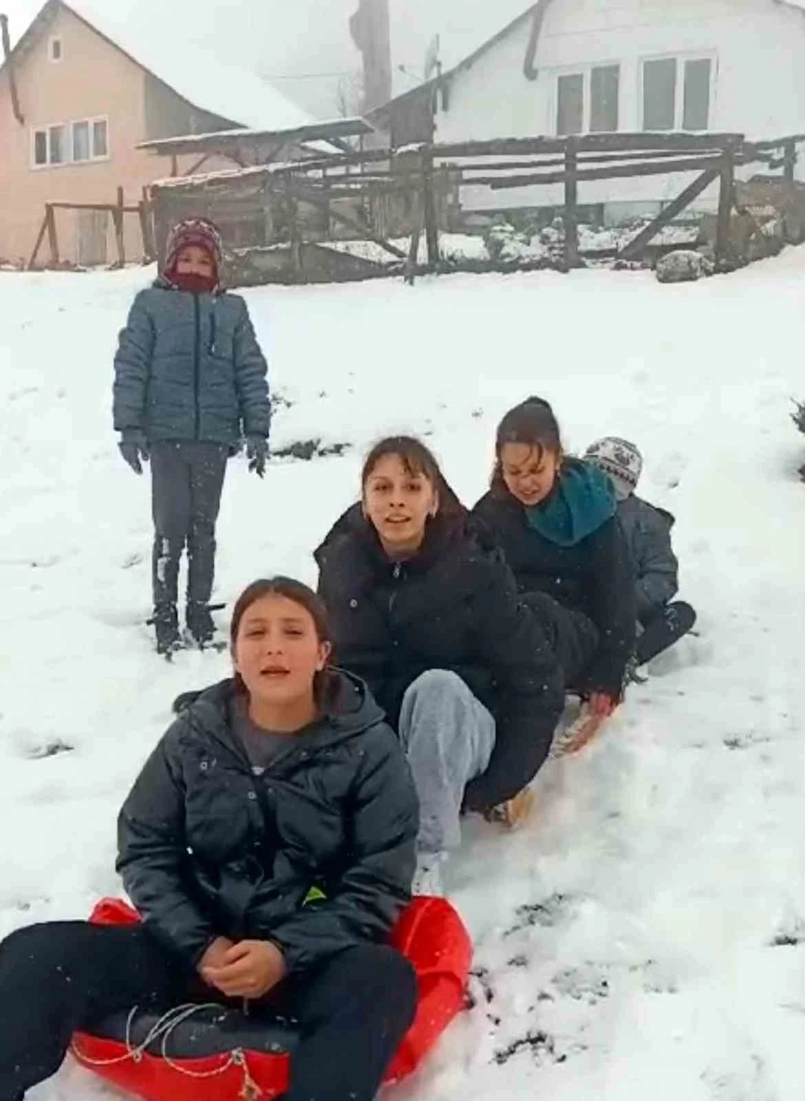 Sakarya’da çocukların görülmeye değer kayak keyfi
