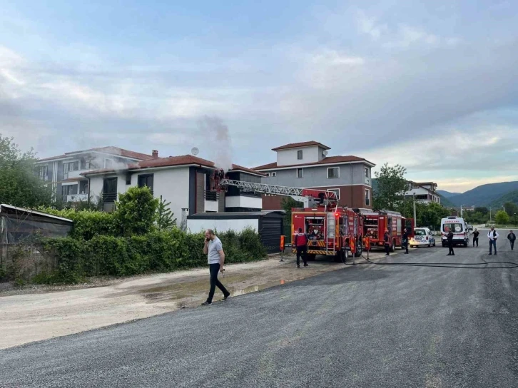 Sakarya’da iki katlı evde çıkan yangın korkuttu
