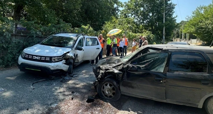 Sakarya’da iki otomobil çarpıştı: 5 yaralı
