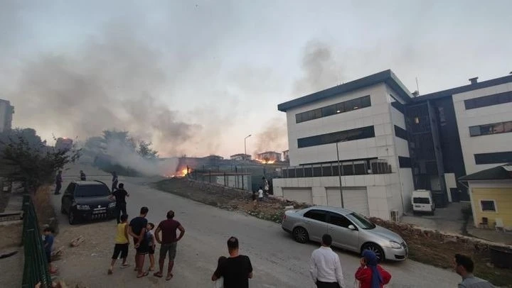 Sakarya’da korkutan yangın: Mahalleli sokağa döküldü
