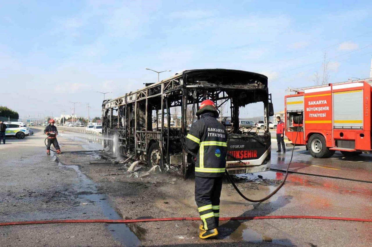 Sakarya’da otobüs alev topuna döndü: Gökyüzünü kara duman kapladı
