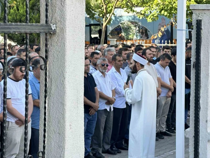 Sakarya’da trafik kazasında hayatını kaybeden 3 kişi İstanbul’da son yolculuğuna uğurlandı
