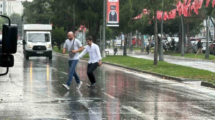 Sakarya’da yağmura hazırlıksız yakalananlar ıslanmaktan kaçamadı
