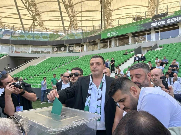 Sakaryaspor Kulüp Başkanı İn, görevinden istifa ettiğini duyurdu
