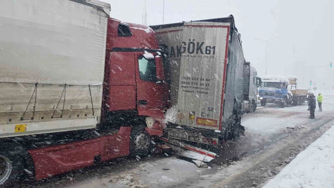 Samsun’da 4 tır ve 1 minibüsün karıştığı zincirleme kaza
