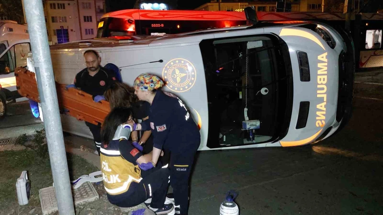 Samsun’da tramvay ambulansla çarpıştı: 4 sağlık çalışanı yaralandı
