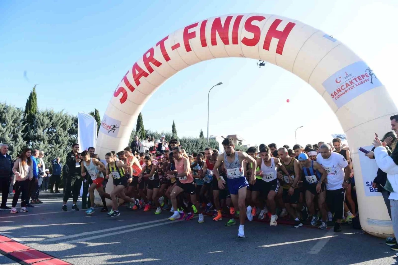 ’Sancaktepe Cumhuriyet Koşusu’ yüzlerce sporcunun katılımıyla gerçekleşti
