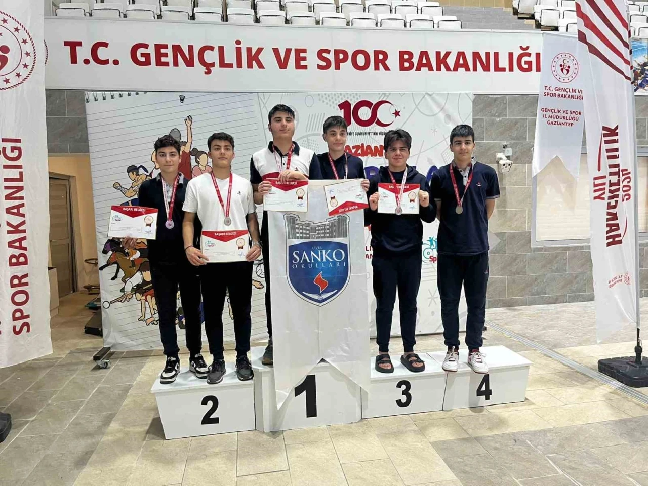 SANKO Okulları yüzmede şampiyon oldu
