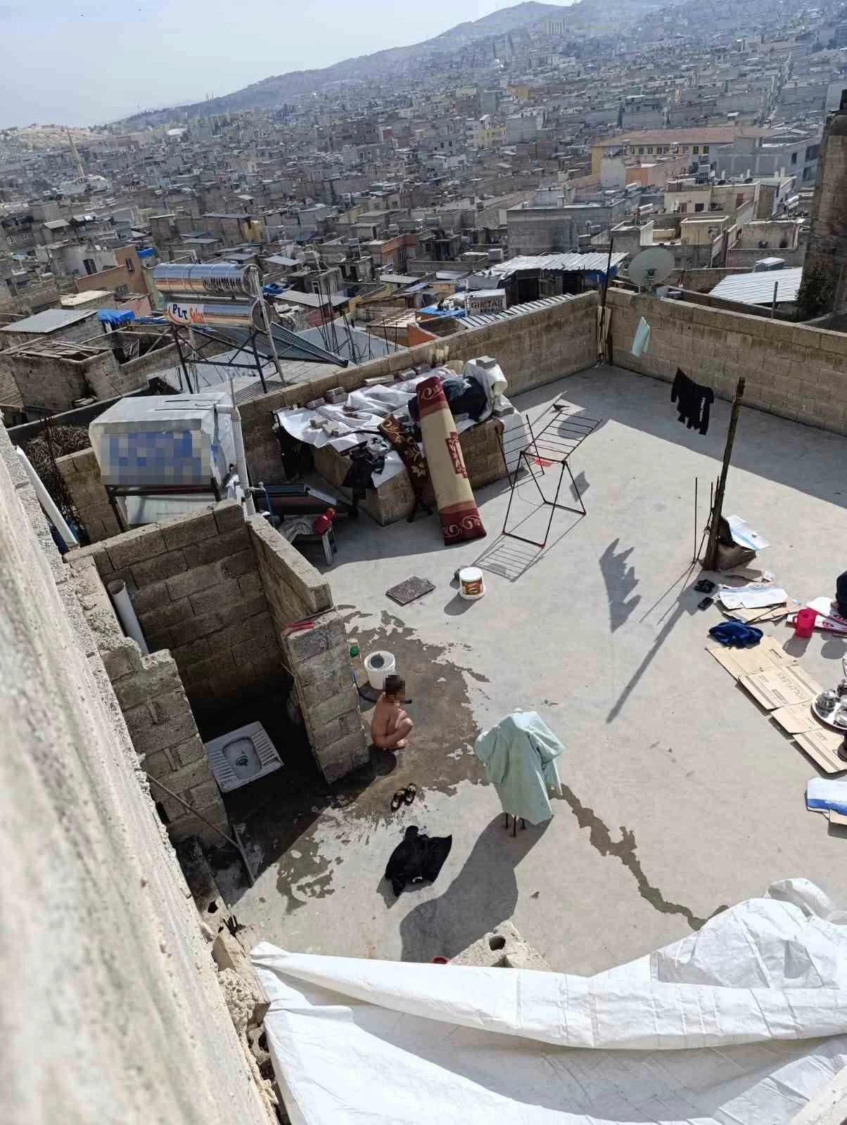 Şanlıurfa’da baba ve üvey anne dehşeti: Soğuk su döküp hortumla dövdüler
