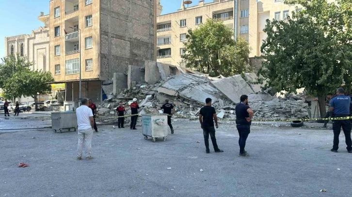 Şanlıurfa’da faciadan dönüldü: Yıkım sırasında bina iş makinesinin üzerine devrildi
