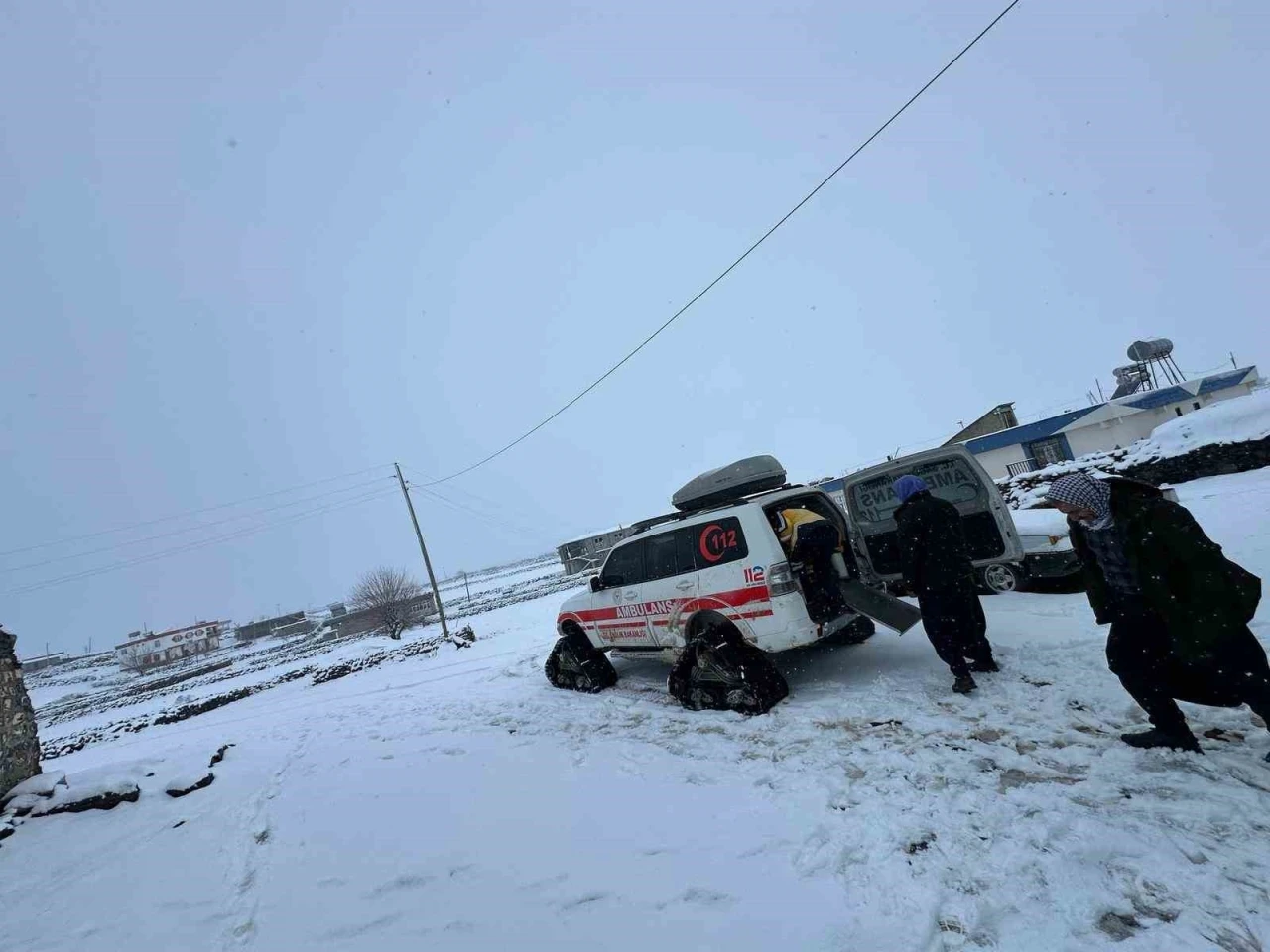 Şanlıurfa’da kardan yollar kapandı, hastalara paletli ambulans ile ulaşıldı
