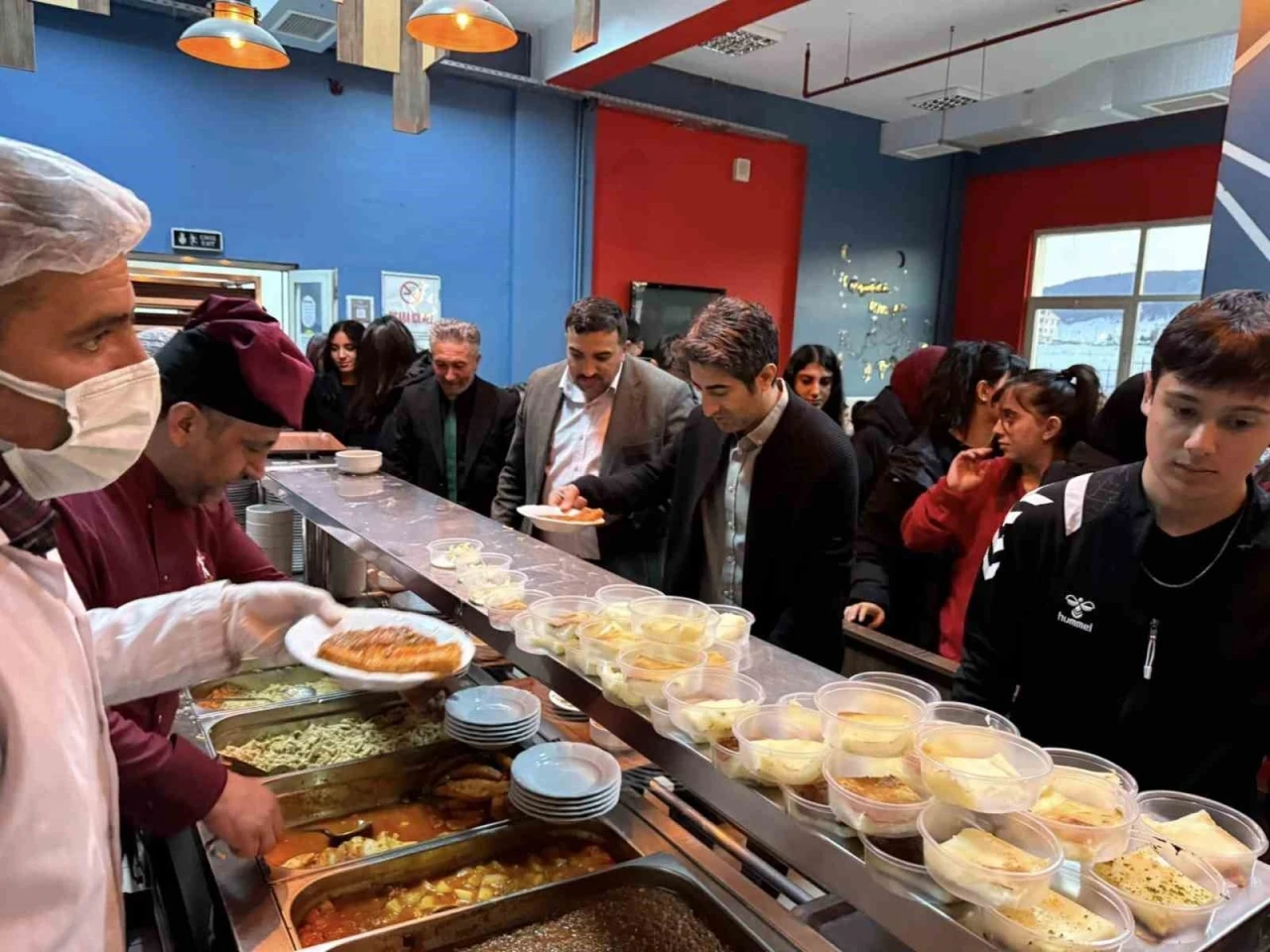 Sarıkamış’ta kaymakam ve belediye başkanı öğrencilerle iftar açtı
