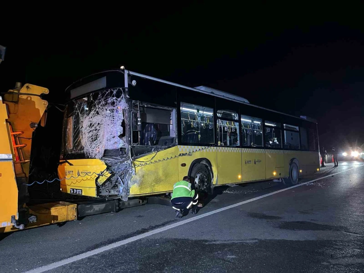 Sarıyer’de İETT otobüsü ile hafif ticari araç çarpıştı: 1 ölü
