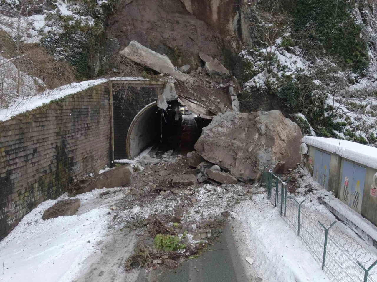 Sarp kara yolu ulaşıma kapandı ekipler çalışma başlattı
