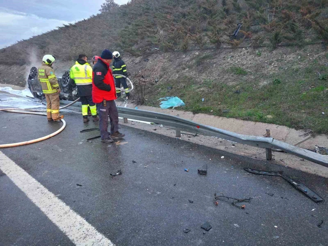 Savaştepe’de otobanda bariyerler çarpan araç yandı: 2 yaralı
