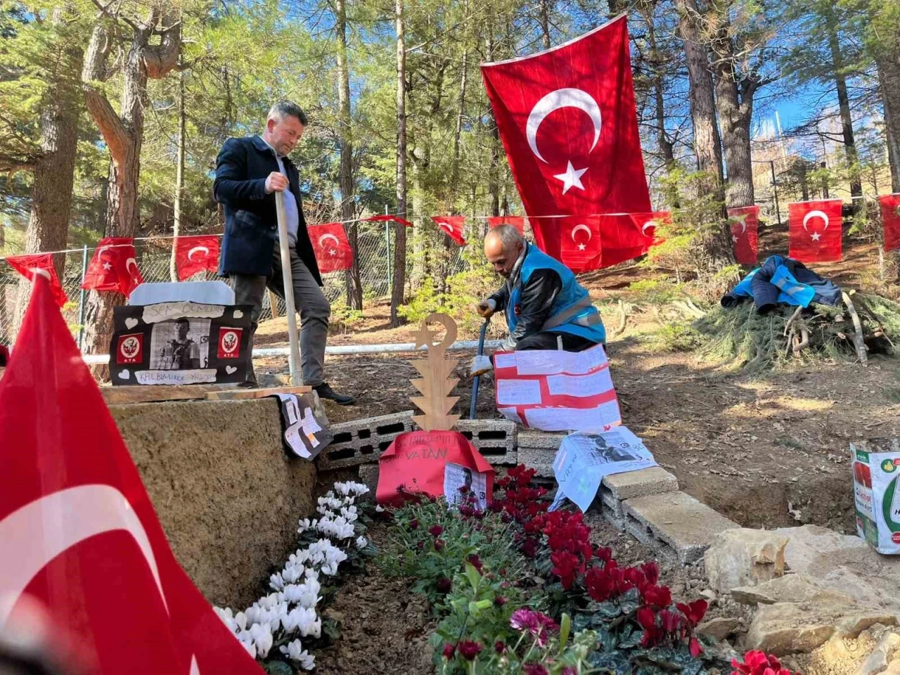 Şehidin kabrine öğrenciler duygu dolu notlar bıraktı
