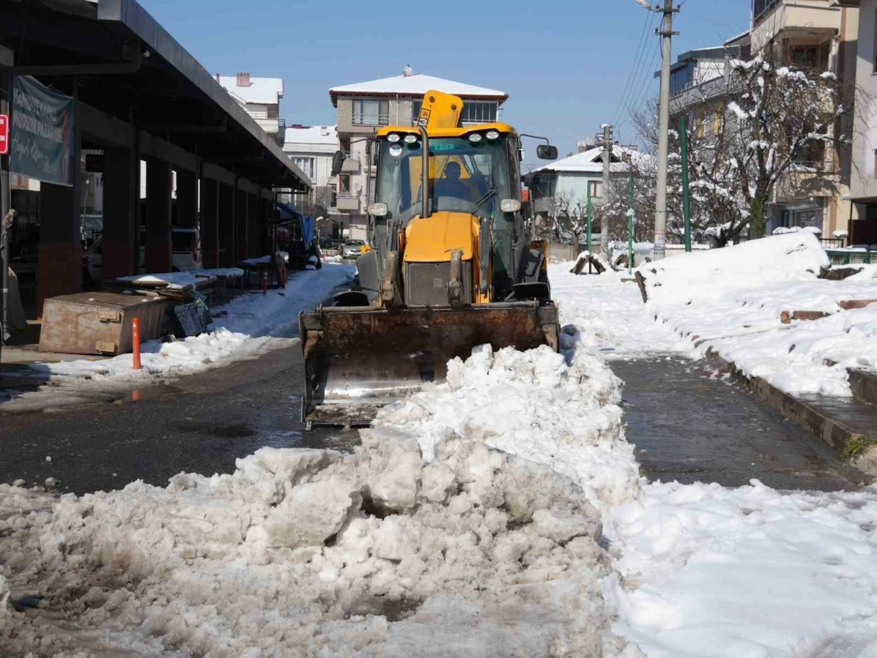 Şehir genelinde kar küreme çalışmaları sürüyor
