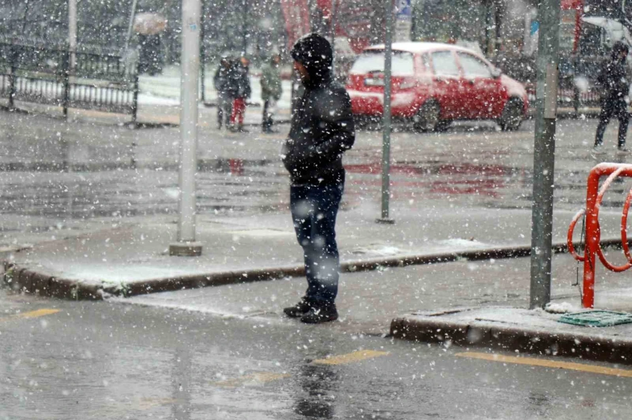 Şehir merkezinde lapa lapa kar: Yarım saatte araçlar ve yerler beyaza büründü
