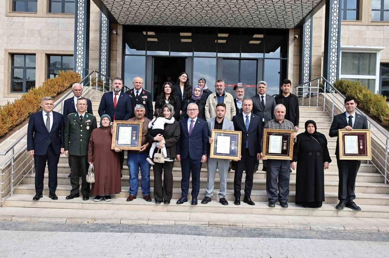 Şehit Aileleri ve Gazilere Devlet Övünç Madalyaları Takdim Edildi
